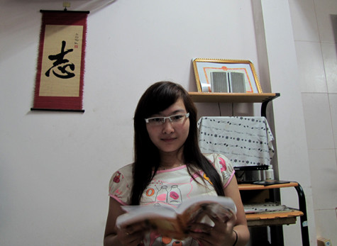 Ngoài việc học Phương Linh còn rất ham đọc Tiểu thuyết nước ngoài. Ảnh Xuân Trung Ngoài việc học Phương Linh còn rất ham đọc Tiểu thuyết nước ngoài. Ảnh Xuân Trung