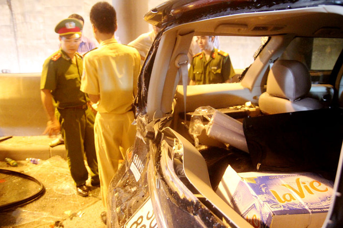 Kính hậu không còn một mảnh.