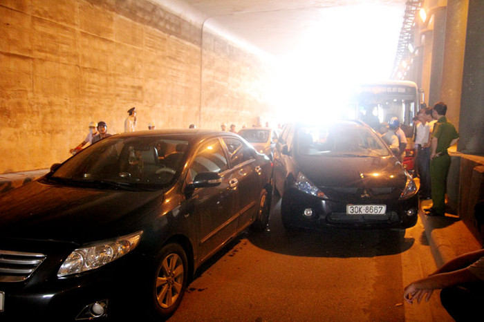 Vụ tai nạn xảy ra ngay dưới gầm cầu Kim Liên khiến nhiều phương tiện di chuyển khó khăn.