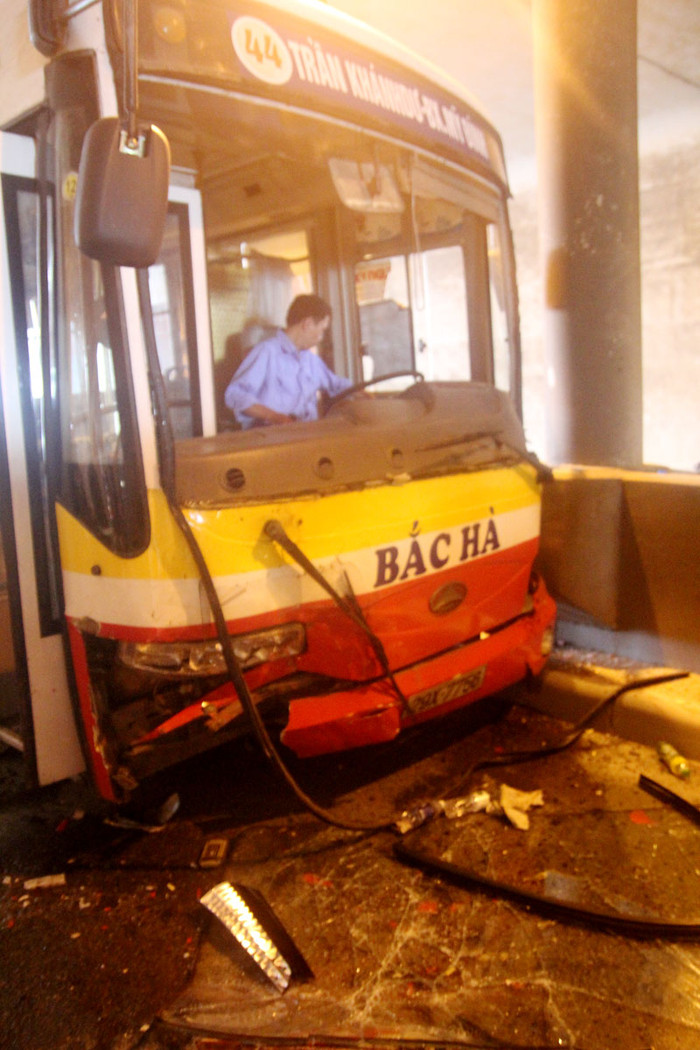 Phần đầu của chiếc xe buýt bị hư hỏng nặng