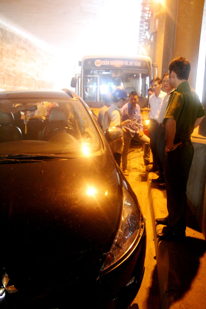 Theo một số người chứng kiến cho biết, do xe mất lái khiến chiếc xe Buýt đi sau cùng với chiếc xe Misumisi BKS 30K-8667 lao vào.