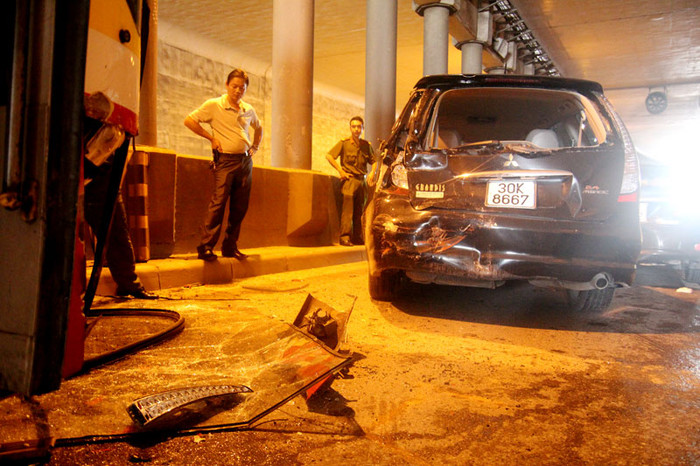 Phần đuôi của chiếc xe con này bẹp dúm.