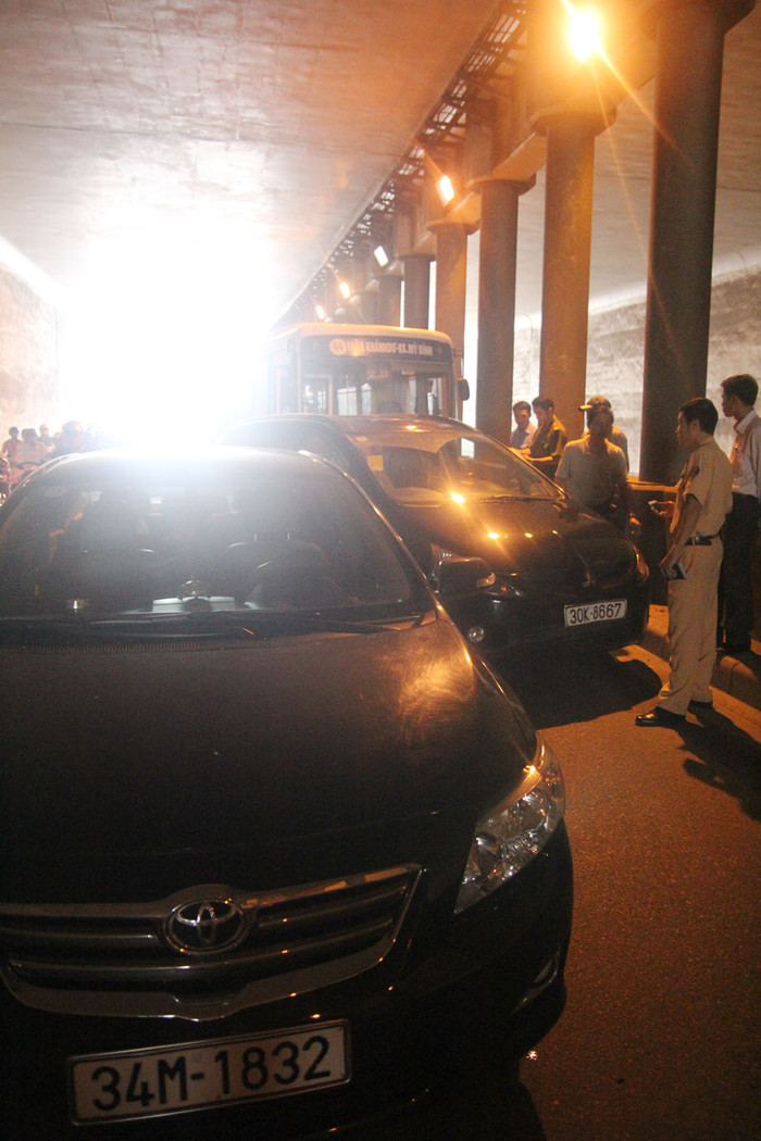 Vụ tai nạn khiến nhiều người hiếu kỳ đi xe chậm để xem khiến đoạn đường qua đây rất khó khăn trong di chuyển.