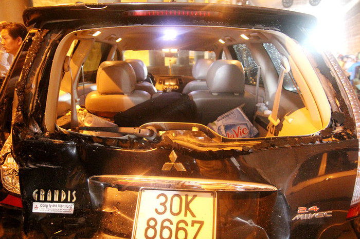 Kính phía sau của chiếc xe bị vỡ toang