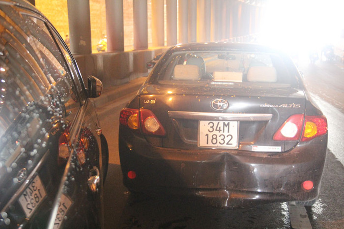 Phần đuôi của chiếc xe con cũng bị bẹp rúm