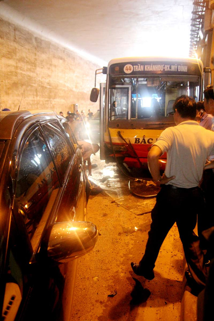 Vụ va chạm mạnh khiến toàn bộ kính chắn của xe Buýt vỡ tan. Rất may không có thương vong về người.