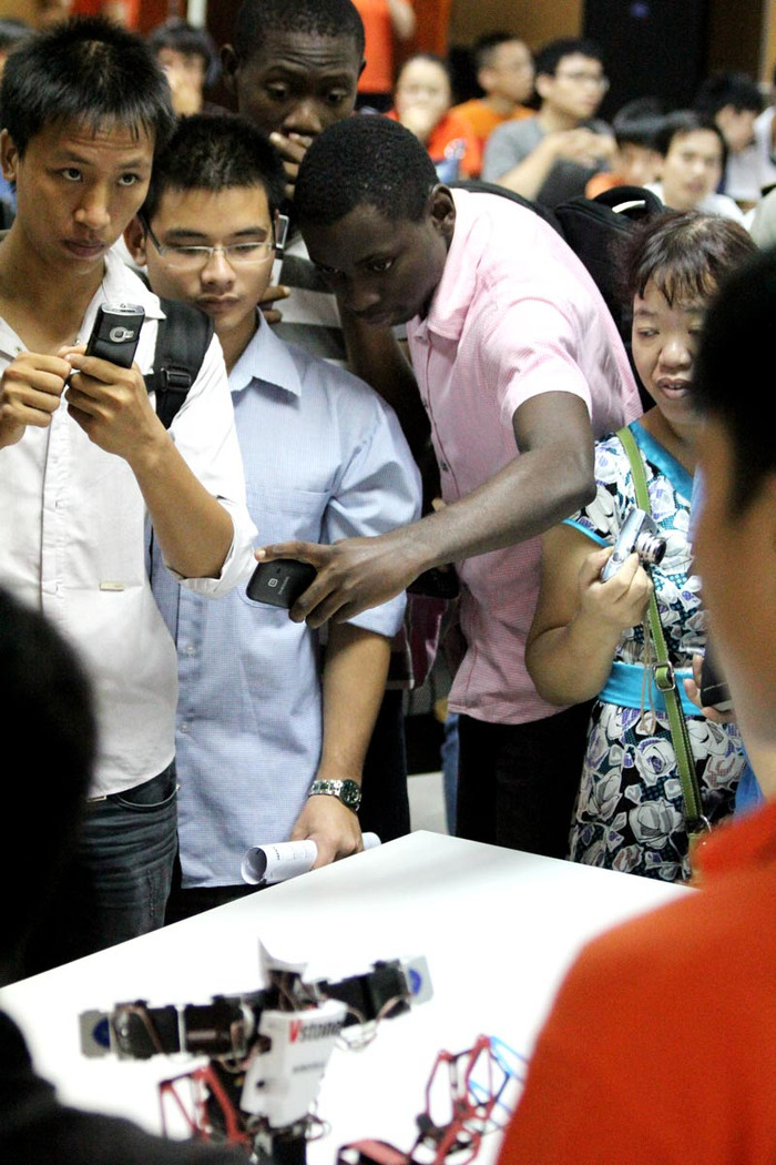 Nhiều sinh viên nước ngoài cũng có mặt để xem buổi trình diễn Nhiều sinh viên nước ngoài cũng có mặt để xem buổi trình diễn