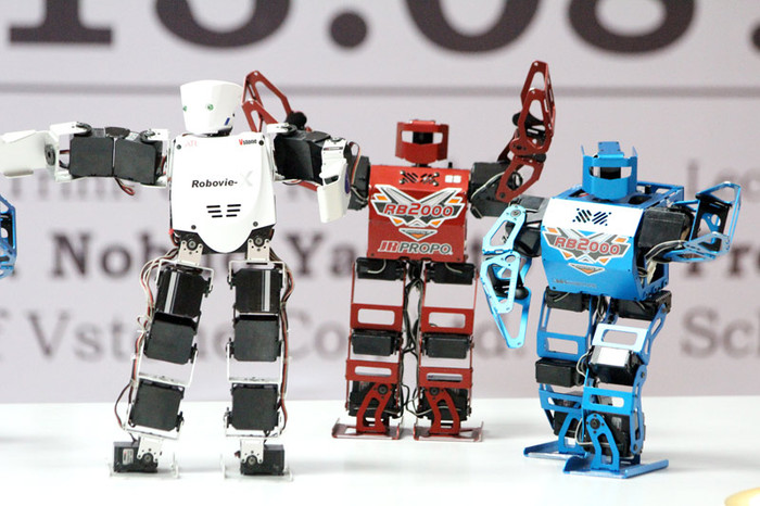 Các Robot tiên tiến của Nhật Bản trong buổi trình diễn chiều nay. Với công nghệ tiên tiến, các con Robot này có thể làm các động tác biểu diễn giống người, nói và hành động thuần thục. Các Robot tiên tiến của Nhật Bản trong buổi trình diễn chiều nay. Với công nghệ tiên tiến, các con Robot này có thể làm các động tác biểu diễn giống người, nói và hành động thuần thục.