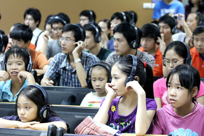 Học sinh và sinh viên các trường ĐH chăm chú lắng nghe bài thuyết trình của “Thiên tài sống” Hiroshi Ishiguro. Học sinh và sinh viên các trường ĐH chăm chú lắng nghe bài thuyết trình của “Thiên tài sống” Hiroshi Ishiguro.