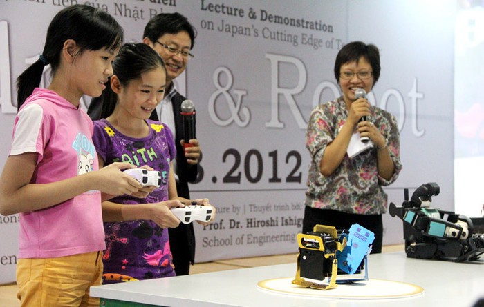 Các học sinh tại Hà Nội được chơi thử với Robot Sumo Các học sinh tại Hà Nội được chơi thử với Robot Sumo