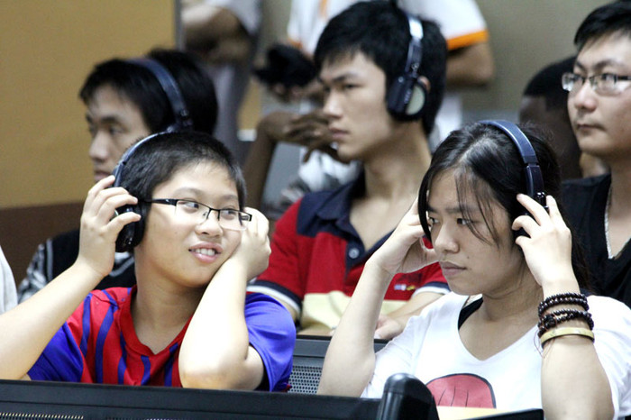 Học sinh các trường THCS tại Hà Nội cũng tò mò tới xem buổi trình diễn. Học sinh các trường THCS tại Hà Nội cũng tò mò tới xem buổi trình diễn.