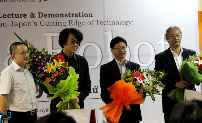 Lãnh đạo Trường ĐH FPT, ông Nguyễn Xuân Phong (áo trắng ngoài cùng bên trái) cảm ơn các Giáo sư hàng đầu của Nhật Bản đã đồng ý mang Robot đến trường trong buổi công diễn này. Lãnh đạo Trường ĐH FPT, ông Nguyễn Xuân Phong (áo trắng ngoài cùng bên trái) cảm ơn các Giáo sư hàng đầu của Nhật Bản đã đồng ý mang Robot đến trường trong buổi công diễn này.