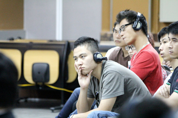 Chăm chú lắng nghe. Chăm chú lắng nghe.