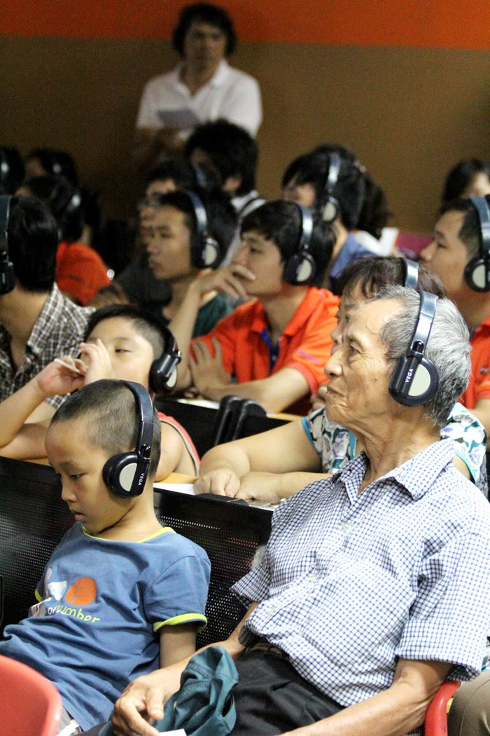 Hai ông cháu có mặt từ sớm hồi hộp chứng kiến buổi trình diễn. Hai ông cháu có mặt từ sớm hồi hộp chứng kiến buổi trình diễn.