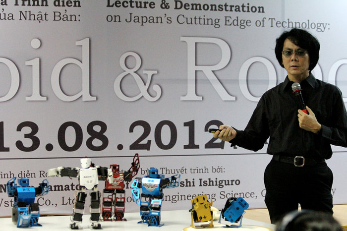 Giáo sư Hiroshi Ishiguro được vinh danh là một trong 100 thiên tài sống của thế giới, ông đã dành tất cả lòng nhiệt huyết của mình vào việc nghiên cứu và phát triển hệ điều hành Android gần với đời sống, trong đó có việc áp dụng để chế tạo Robot. Giáo sư Hiroshi Ishiguro được vinh danh là một trong 100 thiên tài sống của thế giới, ông đã dành tất cả lòng nhiệt huyết của mình vào việc nghiên cứu và phát triển hệ điều hành Android gần với đời sống, trong đó có việc áp dụng để chế tạo Robot.