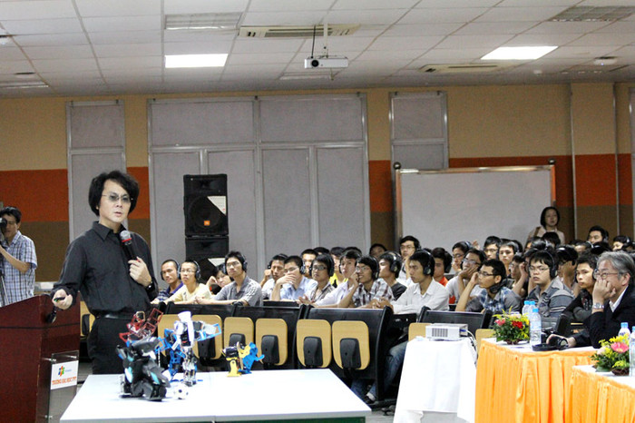 Giáo sư Hiroshi Ishiguro thuyết trình về việc chế tạo Robot trước nhiều sinh viên các trường ĐH. Giáo sư Hiroshi Ishiguro thuyết trình về việc chế tạo Robot trước nhiều sinh viên các trường ĐH.