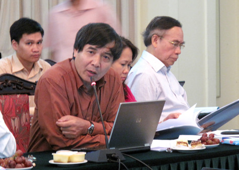 Ông Lê Trường Tùng - Hiệu trưởng Trường ĐH FPT cho rằng, việc đổi mới cơ bản, toàn diện nền giáo dục chắc chắn phải đưa CNTT vào hệ thống giáo dục. Nói cách khác phải đưa một cách cơ bản, toàn diện, từ việc quản lý đào tạo, phương pháp đào tạo cho đến tài nguyên phục vụ đào tạo hay khảo thí. Ảnh Xuân Trung Ông Lê Trường Tùng - Hiệu trưởng Trường ĐH FPT cho rằng, việc đổi mới cơ bản, toàn diện nền giáo dục chắc chắn phải đưa CNTT vào hệ thống giáo dục. Nói cách khác phải đưa một cách cơ bản, toàn diện, từ việc quản lý đào tạo, phương pháp đào tạo cho đến tài nguyên phục vụ đào tạo hay khảo thí. Ảnh Xuân Trung