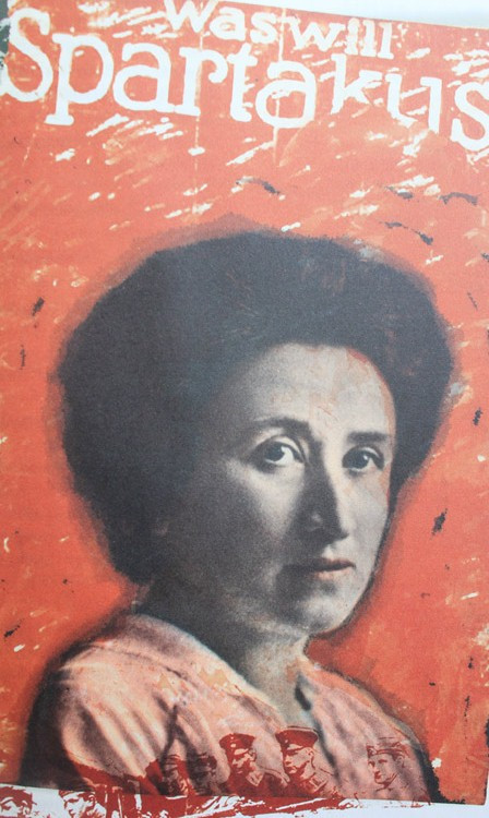 Rosa Luxemburg (1871-1919), người Đức, là một trong hai khuôn mặt lớn của phong trào Spartakus, những người mà sau Thế chiến thứ nhất, muốn liên kết công nhân trên toàn thế giới với cách mạng. Bà chết vì bị ám sát. Những trò chơi thủa ấu thơ của tuổi học trò (P3) Chùm ảnh: Nữ sinh đẹp rạng ngời ngày khai trường Rosa Luxemburg (1871-1919), người Đức, là một trong hai khuôn mặt lớn của phong trào Spartakus, những người mà sau Thế chiến thứ nhất, muốn liên kết công nhân trên toàn thế giới với cách mạng. Bà chết vì bị ám sát. Những trò chơi thủa ấu thơ của tuổi học trò (P3) Chùm ảnh: Nữ sinh đẹp rạng ngời ngày khai trường