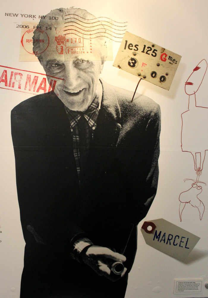 Marcel Duchamp (1887- 1968), là người Mỹ gốc Pháp đã cách mạng hóa nghệ thuật trong thế kỷ XX bằng cách khẳng định bất cứ vật gì tồn tại sẵn mà được một nghệ sỹ lựa chọn đều có thể là một tác phẩm, kể cả là một cái buồng tiểu, và cũng cho thấy rằng nghệ thuật khác với gu thẩm mỹ của một thời kỳ. Những trò chơi thủa ấu thơ của tuổi học trò (P3) Chùm ảnh: Nữ sinh đẹp rạng ngời ngày khai trường Marcel Duchamp (1887- 1968), là người Mỹ gốc Pháp đã cách mạng hóa nghệ thuật trong thế kỷ XX bằng cách khẳng định bất cứ vật gì tồn tại sẵn mà được một nghệ sỹ lựa chọn đều có thể là một tác phẩm, kể cả là một cái buồng tiểu, và cũng cho thấy rằng nghệ thuật khác với gu thẩm mỹ của một thời kỳ. Những trò chơi thủa ấu thơ của tuổi học trò (P3) Chùm ảnh: Nữ sinh đẹp rạng ngời ngày khai trường