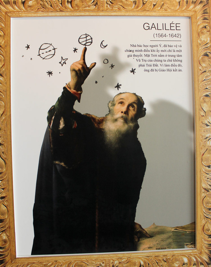 Galilee (1564-1642), nhà bác học người Ý, đã bảo vệ và chứng minh một điều khi ấy mới chỉ là một giả thuyết: mặt trời nằm ở trung tâm vũ trụ của chúng ta chứ không phải là trái đất. Cũng vì điều đó, ông đã bị Giáo hội kết án Những trò chơi thủa ấu thơ của tuổi học trò (P3) Chùm ảnh: Nữ sinh đẹp rạng ngời ngày khai trường Galilee (1564-1642), nhà bác học người Ý, đã bảo vệ và chứng minh một điều khi ấy mới chỉ là một giả thuyết: mặt trời nằm ở trung tâm vũ trụ của chúng ta chứ không phải là trái đất. Cũng vì điều đó, ông đã bị Giáo hội kết án Những trò chơi thủa ấu thơ của tuổi học trò (P3) Chùm ảnh: Nữ sinh đẹp rạng ngời ngày khai trường