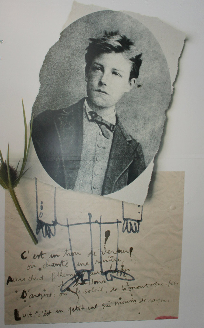 Arthur Rimbaud (1854-1891), một nhà thơ Pháp, người biết cách kết hợp từ ngữ với âm thanh để nói về một cuộc truy tìm cái tuyệt đối, có khả năng trả lại cho con người “trạng thái nguyên sơ của đứa con mặt trời”. Vì nghĩ thơ bất lực trong việc “thay đổi cuộc đời”, ông từ bỏ nó rất sớm. Những trò chơi thủa ấu thơ của tuổi học trò (P3) Chùm ảnh: Nữ sinh đẹp rạng ngời ngày khai trường Arthur Rimbaud (1854-1891), một nhà thơ Pháp, người biết cách kết hợp từ ngữ với âm thanh để nói về một cuộc truy tìm cái tuyệt đối, có khả năng trả lại cho con người “trạng thái nguyên sơ của đứa con mặt trời”. Vì nghĩ thơ bất lực trong việc “thay đổi cuộc đời”, ông từ bỏ nó rất sớm. Những trò chơi thủa ấu thơ của tuổi học trò (P3) Chùm ảnh: Nữ sinh đẹp rạng ngời ngày khai trường
