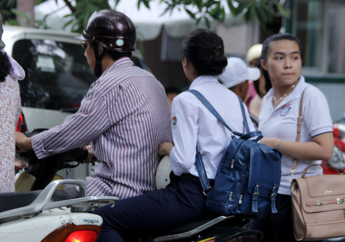 Có mũ nhưng nhất quyết không đội. Chùm ảnh: Nữ sinh đẹp rạng ngời ngày khai trường Giới trẻ hào hứng với Carnival Hà Nội 2012 Có mũ nhưng nhất quyết không đội. Chùm ảnh: Nữ sinh đẹp rạng ngời ngày khai trường Giới trẻ hào hứng với Carnival Hà Nội 2012