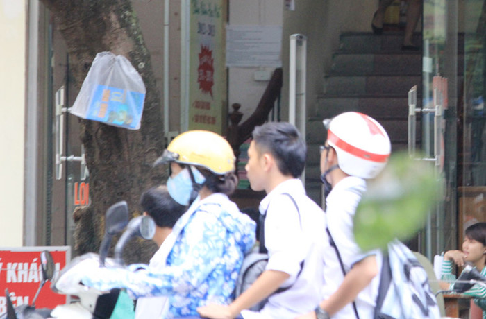 Đèo ba và thiếu mũ bảo hiểm. Chùm ảnh: Nữ sinh đẹp rạng ngời ngày khai trường Giới trẻ hào hứng với Carnival Hà Nội 2012 Đèo ba và thiếu mũ bảo hiểm. Chùm ảnh: Nữ sinh đẹp rạng ngời ngày khai trường Giới trẻ hào hứng với Carnival Hà Nội 2012