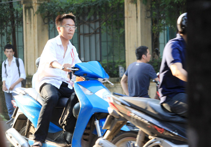 Trước cổng Trường THPT Nguyễn Bỉnh Khiêm sau giờ tan học có một số học sinh đi xe phân khối lớn đầu trần phóng với tốc độ cao. Chùm ảnh: Nữ sinh đẹp rạng ngời ngày khai trường Giới trẻ hào hứng với Carnival Hà Nội 2012 Trước cổng Trường THPT Nguyễn Bỉnh Khiêm sau giờ tan học có một số học sinh đi xe phân khối lớn đầu trần phóng với tốc độ cao. Chùm ảnh: Nữ sinh đẹp rạng ngời ngày khai trường Giới trẻ hào hứng với Carnival Hà Nội 2012