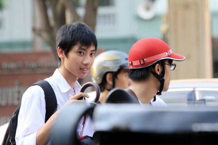 Những năm gần đây, hình ảnh học sinh đến trường bằng xe máy mà không đội mũ bảo hiểm đã khá quen thuộc. Chùm ảnh: Nữ sinh đẹp rạng ngời ngày khai trường Giới trẻ hào hứng với Carnival Hà Nội 2012 Những năm gần đây, hình ảnh học sinh đến trường bằng xe máy mà không đội mũ bảo hiểm đã khá quen thuộc. Chùm ảnh: Nữ sinh đẹp rạng ngời ngày khai trường Giới trẻ hào hứng với Carnival Hà Nội 2012
