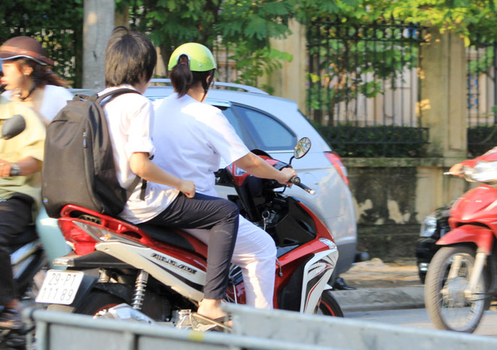 Ngồi sau xe mẹ cũng không cần đội mũ. Các phụ huynh đang tiếp tay cho con cái vi phạm pháp luật, coi thường sự an nguy của bản thân. Chùm ảnh: Nữ sinh đẹp rạng ngời ngày khai trường Giới trẻ hào hứng với Carnival Hà Nội 2012 Ngồi sau xe mẹ cũng không cần đội mũ. Các phụ huynh đang tiếp tay cho con cái vi phạm pháp luật, coi thường sự an nguy của bản thân. Chùm ảnh: Nữ sinh đẹp rạng ngời ngày khai trường Giới trẻ hào hứng với Carnival Hà Nội 2012