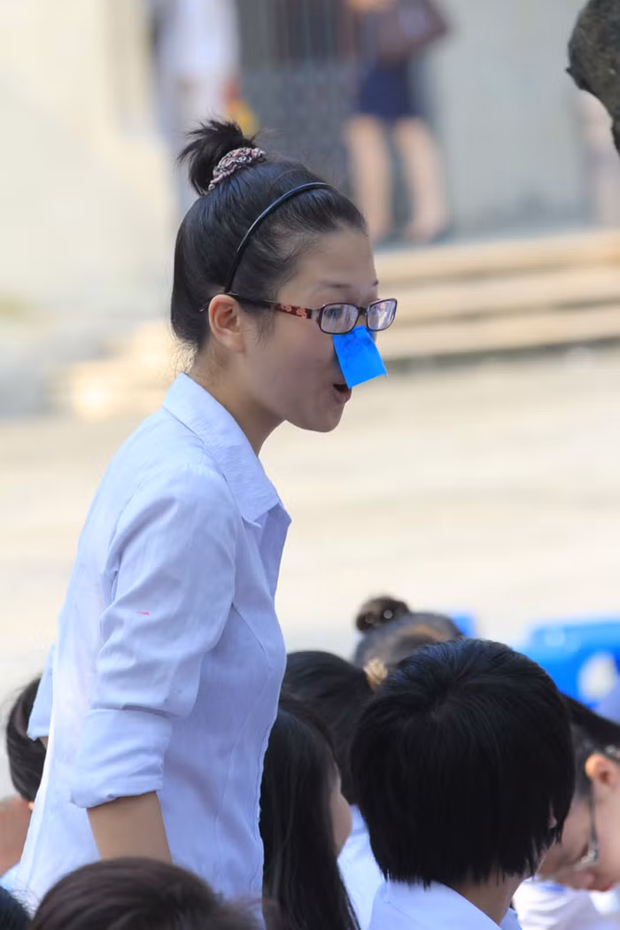Một phút tinh nghịch của tuổi học trò. Chùm ảnh:Thầy trò dâng hương tưởng nhớ Đinh Tiên Hoàng ngày khai giảng Chùm ảnh: Những trò chơi thuở ấu thơ của học trò (P1) >>Hotgirl Hà Lade được dạy thế nào để tránh xa ngôn ngữ bẩn? >> Hoa khôi các trường Đại học, Cao đẳng