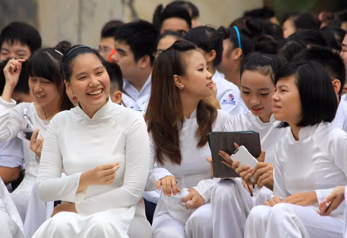 Nụ cười đón chào năm học mới. Chùm ảnh:Thầy trò dâng hương tưởng nhớ Đinh Tiên Hoàng ngày khai giảng Chùm ảnh: Những trò chơi thuở ấu thơ của học trò (P1) >>Hotgirl Hà Lade được dạy thế nào để tránh xa ngôn ngữ bẩn? >> Hoa khôi các trường Đại học, Cao đẳng