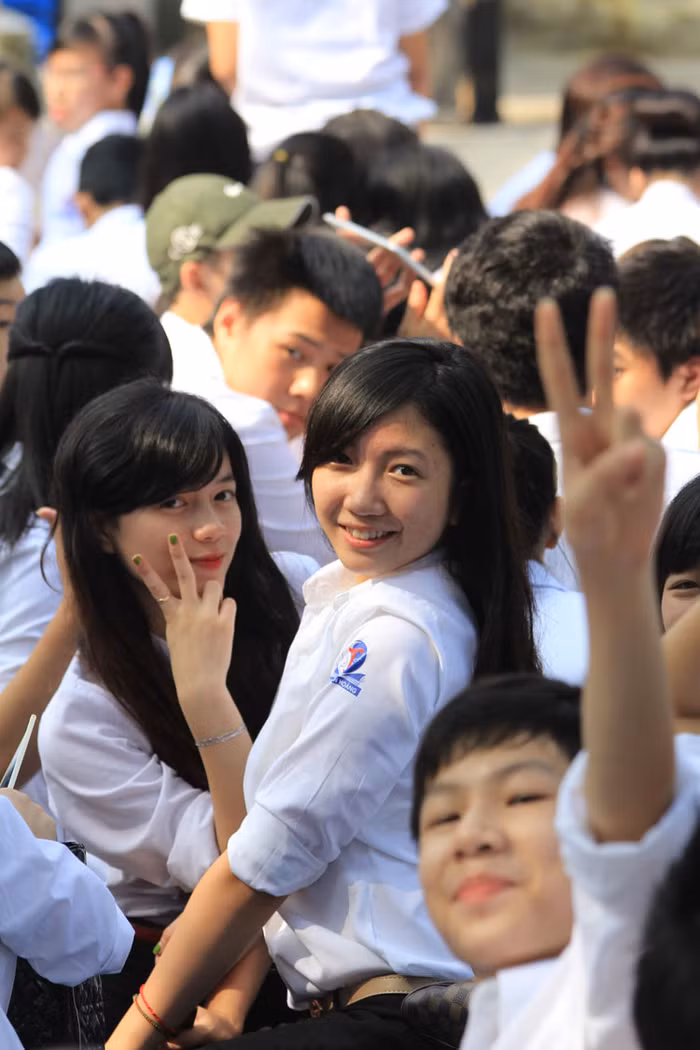 Làm điệu trước các bạn. Chùm ảnh:Thầy trò dâng hương tưởng nhớ Đinh Tiên Hoàng ngày khai giảng Chùm ảnh: Những trò chơi thuở ấu thơ của học trò (P1) >>Hotgirl Hà Lade được dạy thế nào để tránh xa ngôn ngữ bẩn?