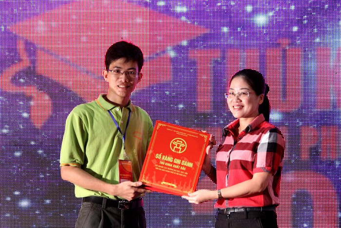 Đại diện các thủ khoa trao sổ vàng cho Bí thứ Thành đoàn. >> Chùm ảnh: Chiêm ngưỡng tác phẩm 3D "kinh dị" >> Những trò lố của sinh viên Trung Quốc trong ký túc xá (P4) >> Học sinh chửi bậy, nói tục vì người lớn dối trá >> Hoa khôi các trường Đại học, Cao đẳng Đại diện các thủ khoa trao sổ vàng cho Bí thứ Thành đoàn. >> Chùm ảnh: Chiêm ngưỡng tác phẩm 3D "kinh dị" >> Những trò lố của sinh viên Trung Quốc trong ký túc xá (P4) >> Học sinh chửi bậy, nói tục vì người lớn dối trá >> Hoa khôi các trường Đại học, Cao đẳng