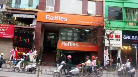Sau khi bị "tuýt còi", Trung tâm đào tạo quốc tế Raffles Hà Nội hiện giờ không còn giáo viên và sinh viên. Sau khi bị "tuýt còi", Trung tâm đào tạo quốc tế Raffles Hà Nội hiện giờ không còn giáo viên và sinh viên.