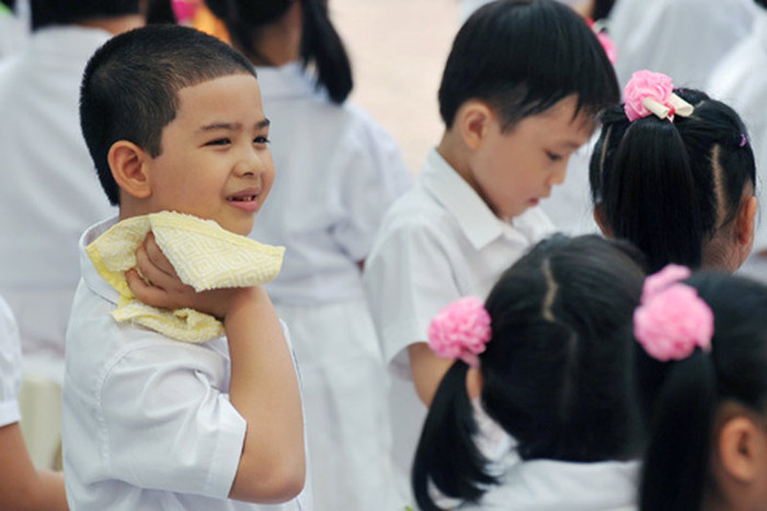 Trời nắng nóng, mồ hôi thấm đẫm nhưng các bé vẫn cảm thấy vui trong ngày khai trường Trời nắng nóng, mồ hôi thấm đẫm nhưng các bé vẫn cảm thấy vui trong ngày khai trường