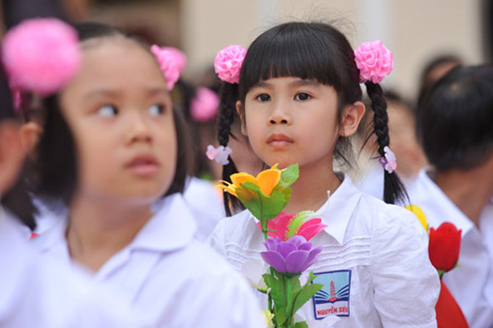 Các bé gái đều xinh xắn trong nơ tóc màu hồng. Các bé gái đều xinh xắn trong nơ tóc màu hồng.