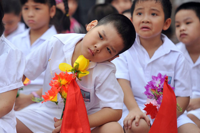 Đầu năm học nhiều thứ lạ lẫm khiến bé tò mò. Đầu năm học nhiều thứ lạ lẫm khiến bé tò mò.