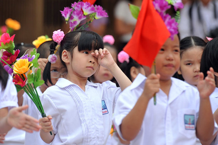Nhiều bé buồn ngủ do dậy từ sáng sớm để dự Lễ khai giảng năm học mới. Nhiều bé buồn ngủ do dậy từ sáng sớm để dự Lễ khai giảng năm học mới.