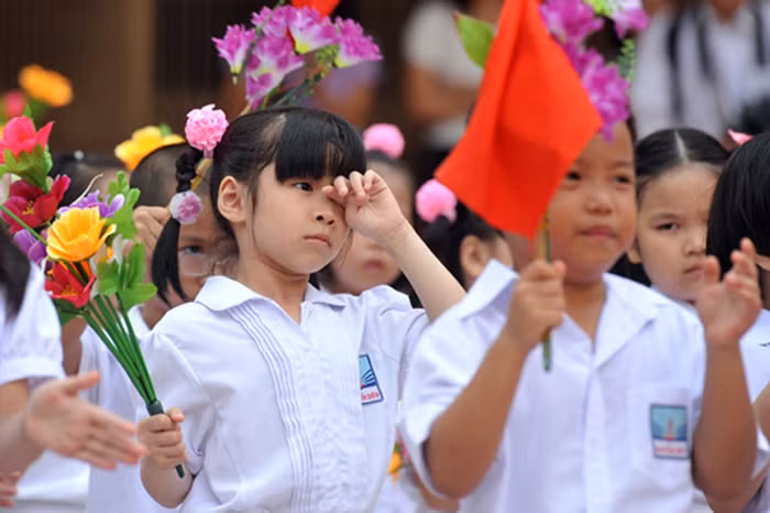 Nhiều bé buồn ngủ do dậy từ sáng sớm để dự Lễ khai giảng năm học mới. Nhiều bé buồn ngủ do dậy từ sáng sớm để dự Lễ khai giảng năm học mới.