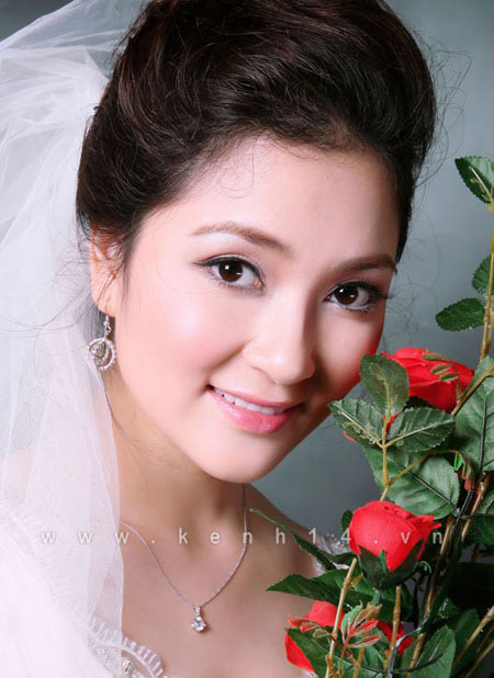 Hoa hậu Nguyễn Thị Huyền thu hút với ánh mắt trong trẻo Hoa hậu Nguyễn Thị Huyền thu hút với ánh mắt trong trẻo
