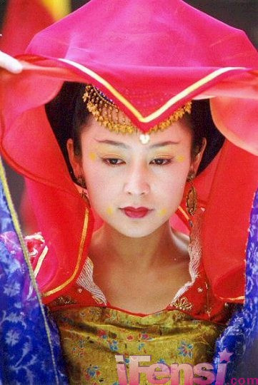 Trần Hồng có vẻ hơi "ác" với đôi lông mày sắc lẹm, vuốt cao. Xem thêm:"Lột xác" hoàn hảo như Sao Hoa ngữ