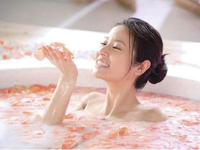 Chính vì thế, một cách đơn giản để hạn chế cũng như loại trừ mùi cơ thể là hãy thường xuyên vệ sinh thân thể mỗi ngày. Ít nhất nên tắm 1 lần/ngày nếu có thể hãy tắm khoảng 2 – 3 lần, vệ sinh cơ thể càng thường xuyên thì càng loại trừ được mồ hồi và sự sinh sôi phát triển của các loại vi khuẩn. Xem thêm: Ăn những thực phẩm này, coi chừng bị "tẩy chay" vì... hôi miệng