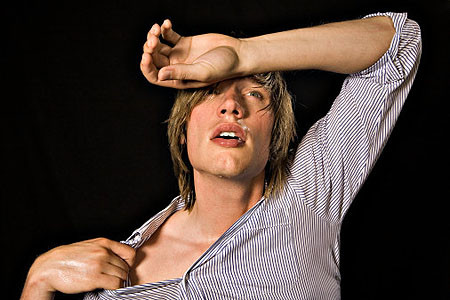 Nguyên nhân khiến cho cơ thể xuất hiện mùi khó chịu là do lượng mồ hôi tiết ra nhiều cộng thêm sự hoạt động của những loại vi khuẩn sinh sống sẵn trên bề mặt của da sẽ gây nên mùi cơ thể. Vùng nách và chân là hai khu vực tập trung nhiều tuyến mồ hôi nhất vì thế đây cũng là hai vùng “nặng mùi” nhất trên cơ thể. Dưới đây là một số mẹo hay giúp bạn: Xem thêm: Ăn những thực phẩm này, coi chừng bị "tẩy chay" vì... hôi miệng