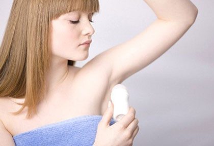 Sô đa: Hãy dùng dung dịch nước sô đa để vệ sinh vùng da dưới nách sẽ giúp hạn chế quá trình tiết mồ hôi và gây nên mùi cơ thể. Xem thêm: Ăn những thực phẩm này, coi chừng bị "tẩy chay" vì... hôi miệng