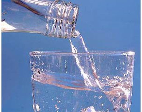 Uống đủ lượng nước cơ thể cần: Là một cách đơn giản phòng tránh tình trạng cơ thể bị khử nước do nhiệt độ cao và lượng mồ hôi tiết ra nhiều. Uống nhiều nước cũng là thói quen tích cực hạn chế mùi mồ hôi khó chịu. Xem thêm: Ăn những thực phẩm này, coi chừng bị "tẩy chay" vì... hôi miệng