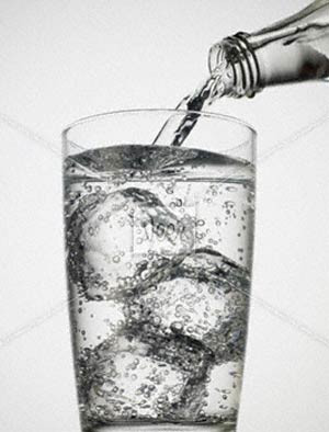 Vì thế, hãy hạn chế chọn những cốc nước quá lạnh và chỉ nên dùng nước mát vừa đủ. Nó sẽ giúp cơ thể đỡ phải làm việc nhiều và cũng hạn chế nguy cơ bị viêm họng nữa. Xem thêm:Bí quyết "nhỏ", giữ sức khỏe "lớn" trong mùa nắng nóng