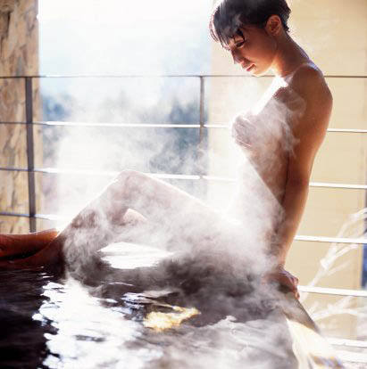 Nếu quá trình này diễn ra đột ngột thì nó còn khiến cho cơ thể bị sốc nhiệt, rất nguy hiểm. Ngược lại, nước ấm sẽ khiến quá trình đẩy nhiệt lên da để thoát ra ngoài bị ngăn cản giúp cơ thể sau đó mát mẻ, dễ chịu hơn nhiều. Xem thêm:Bí quyết "nhỏ", giữ sức khỏe "lớn" trong mùa nắng nóng