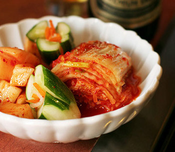 Giáo sư Mike Tipton thuộc Đại học Portsmouth đã giải thích cho hiện tượng này như sau: việc đổ mồ hôi là một quá trình giảm nhiệt độ cho cơ thể. Thế nên, đồ ăn cay giúp cho công cuộc này diễn ra nhanh hơn. Xem thêm:Bí quyết "nhỏ", giữ sức khỏe "lớn" trong mùa nắng nóng