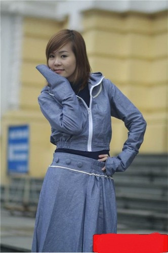 Quần áo màu tối chống nắng tốt hơn: Nhiệt từ ánh mặt trời sẽ bị hấp thụ vào vải màu đen và mất đi rất nhanh trước khi chúng “tấn công” đến làn da. Thêm vào đó, trang phục tối màu còn có tác dụng ngăn các tia tử ngoại tốt so với chất liệu có màu sắc sáng. Xem thêm:Bí quyết "nhỏ", giữ sức khỏe "lớn" trong mùa nắng nóng